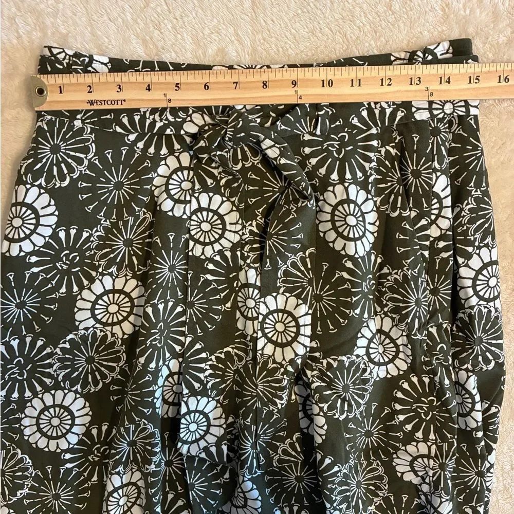 LOFT Skirt A-Line Size 6 Olive & White Floral with Pockets and Tie Front